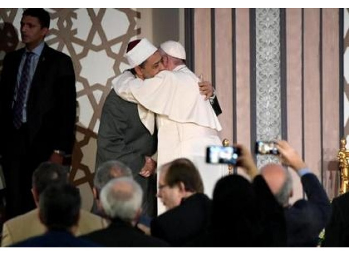 Abbraccio tra Papa e Grande Imam di al Azhar